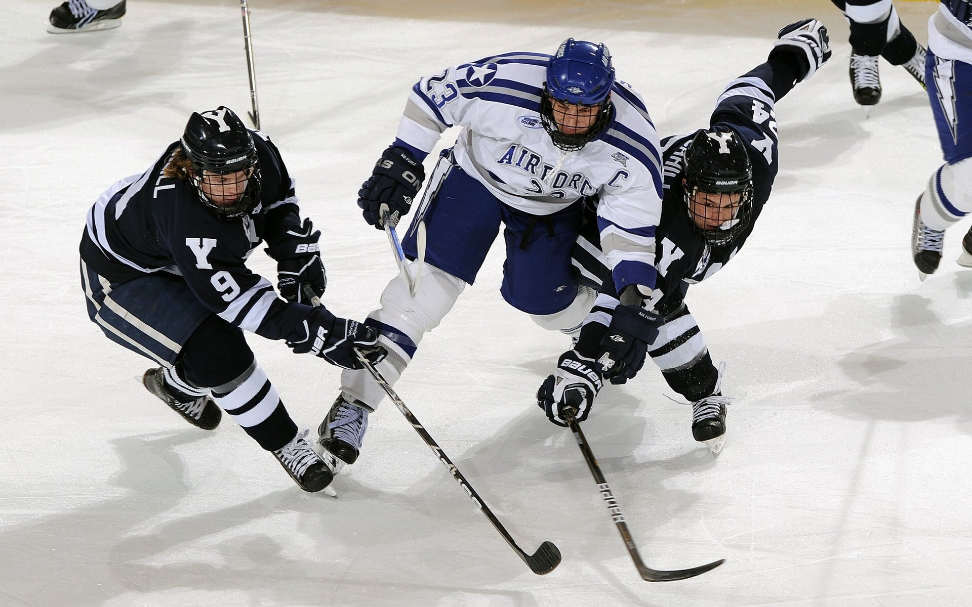 爱游戏网址登录-球场“铁壁防线”让对手望而却步，铁壁防御什么意思